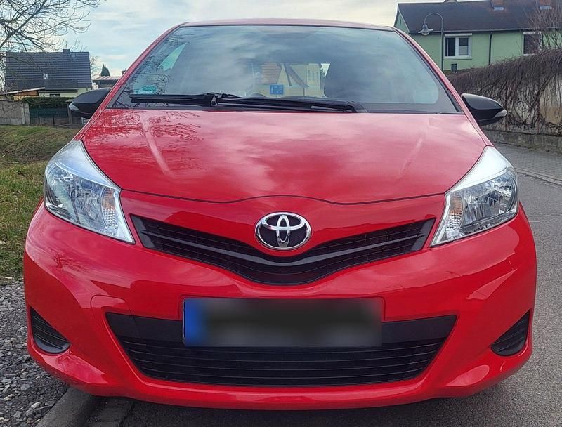 Gebraucht Toyota Yaris 69 PS (50 kW) 2014 Rot Kleinwagen