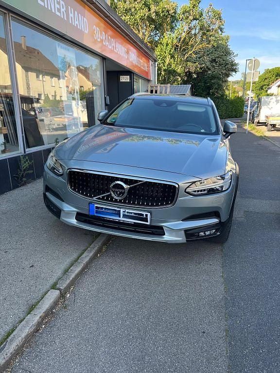 Blau Gebraucht 2019 Volvo V90 CC Kombi | 32.500 € (Etwas zu teuer) - Bild 1/4