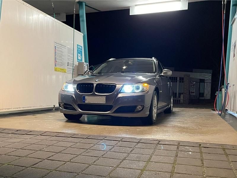 Grau Gebraucht 2011 BMW 320 Kombi | 11.000 € - Bild 1/4