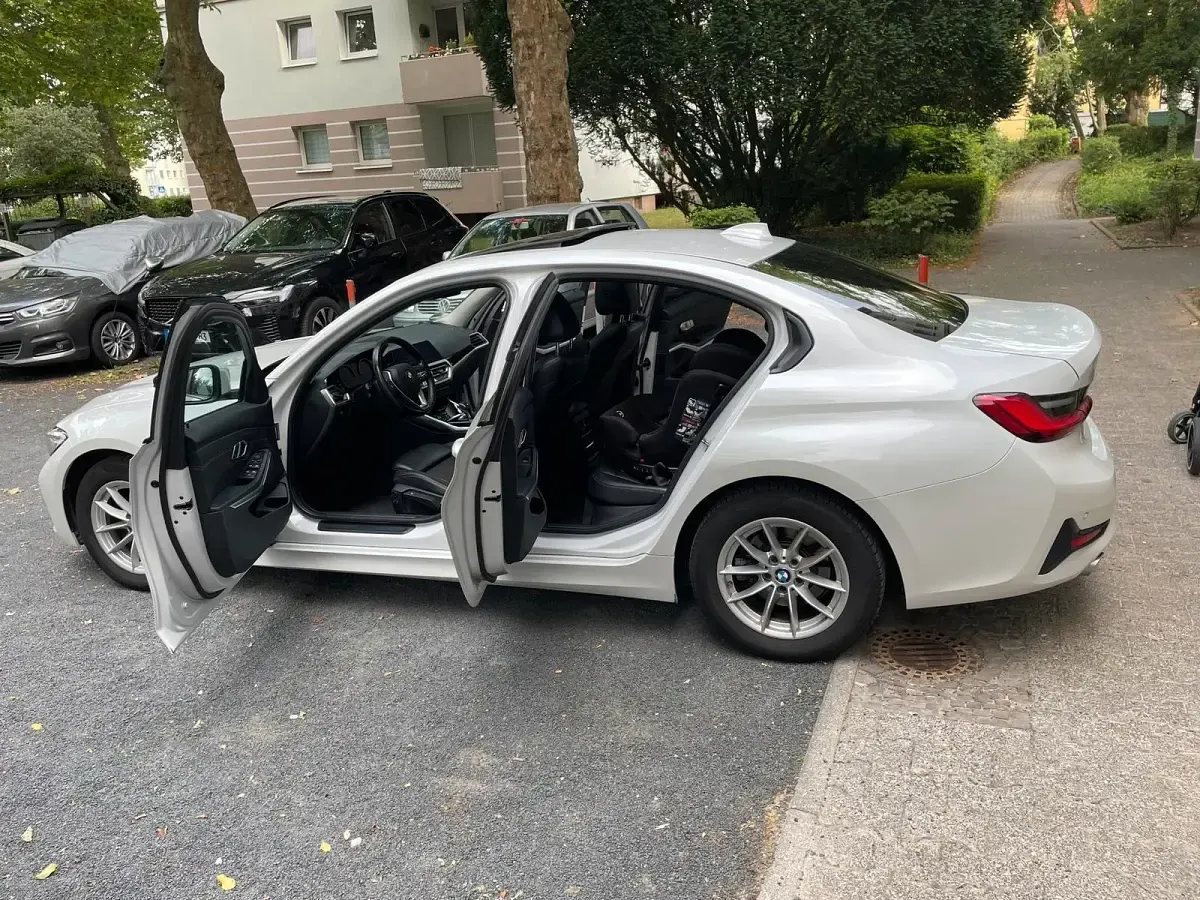 Gebraucht BMW 318 150 PS (110 kW) 2019 Weiß Limousine