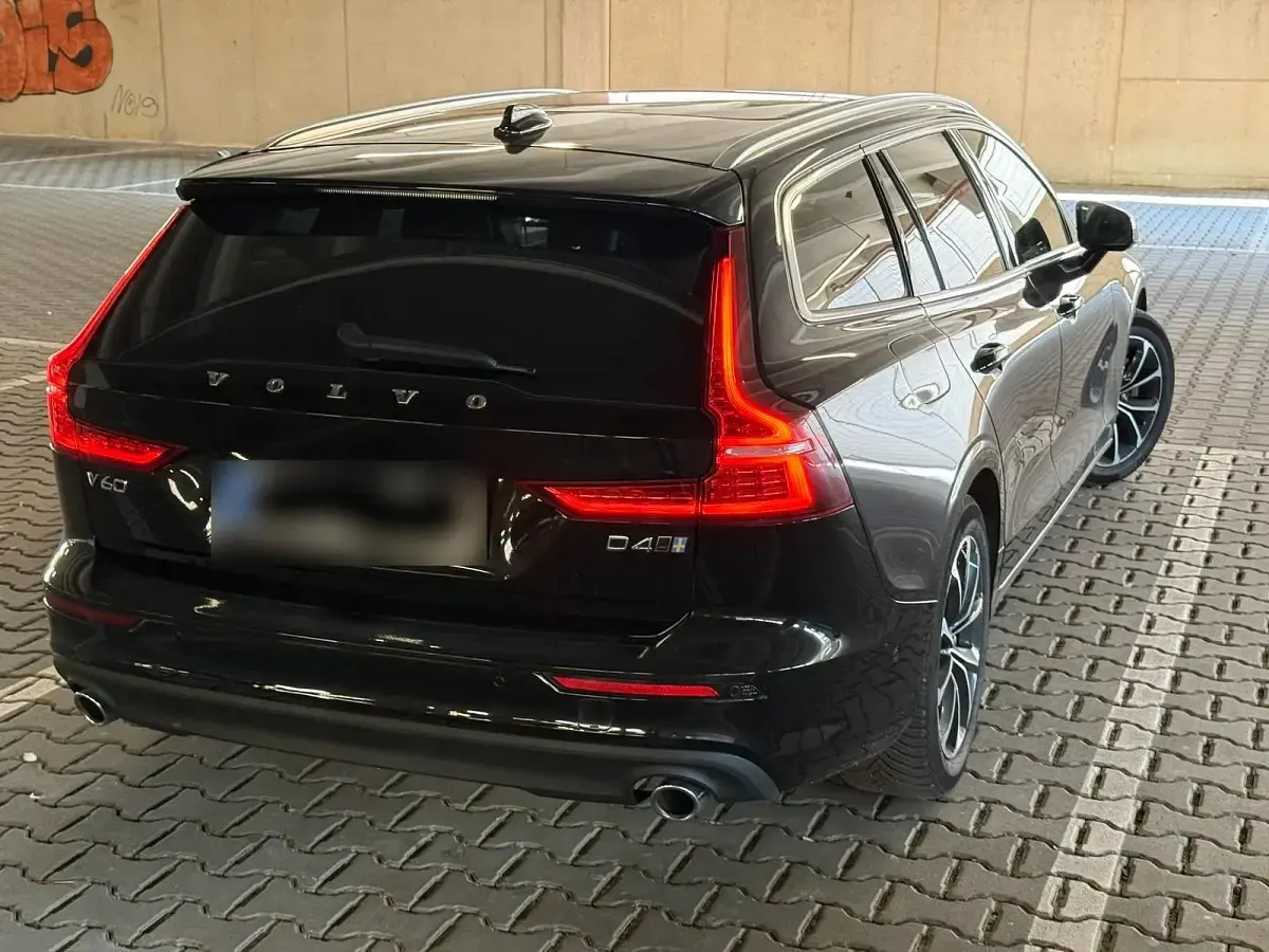 Gebraucht Volvo V60 Momentum 190 PS (139 kW) 2019 Schwarz Kombi