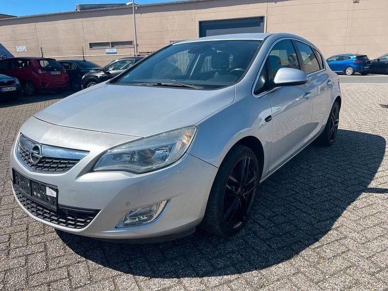 Używany Opel Astra Cosmo 140 KM (102 kW) 2010 Srebrny Sedan/Limuzyna