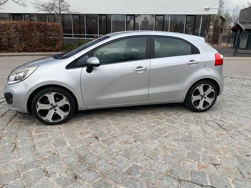 Gebraucht Kia Rio 105 PS (77 kW) 2015 Silber Limousine