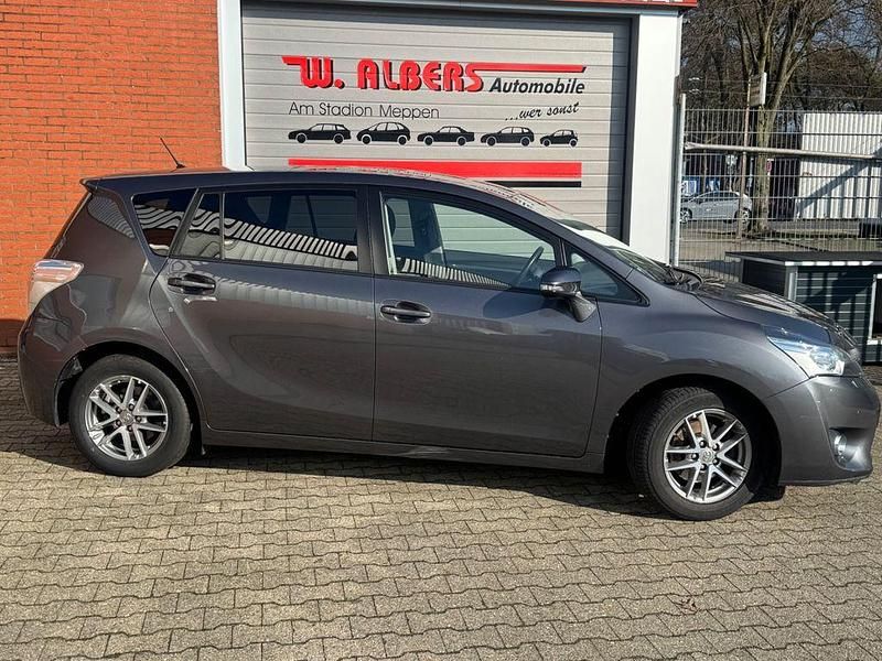 Gebraucht Toyota Verso Skyview Edition 111 PS (81 kW) 2015 Grau Van / Kleinbus