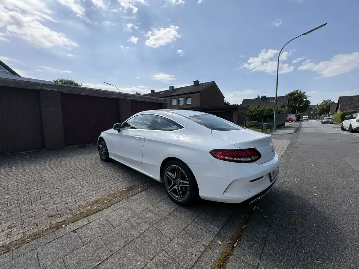 Gebraucht Mercedes C180 156 PS (114 kW) 2019 Weiß Coupé