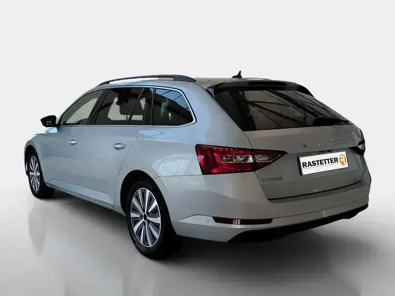 Gebraucht Skoda Superb Ambition 150 PS (110 kW) 2022 Brilliantsilber Kombi