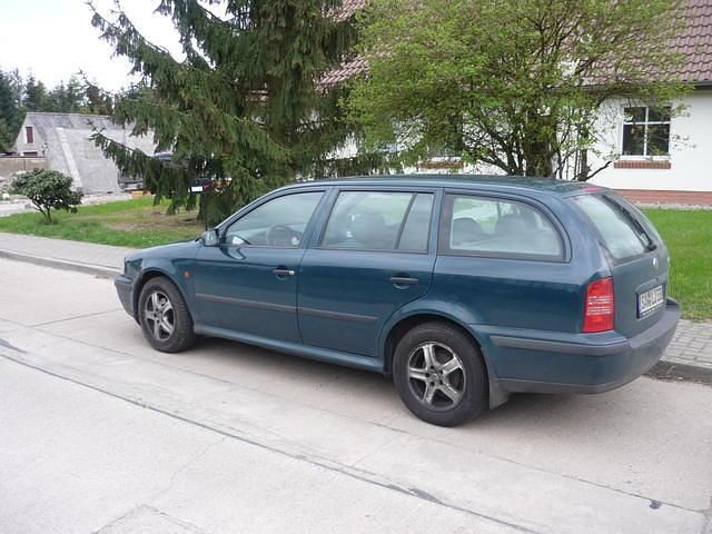 Grün Gebraucht 1999 Skoda Octavia Kombi | 1.800 € - Bild 1/3