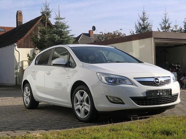 Brugt Opel Astra Design Edition 101 HK (74 kW) 2011 Hvid Sedan