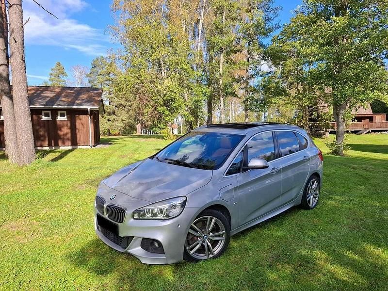 Silber Gebraucht 2016 BMW 225 Active Tourer iPerformance Van / Kleinbus | 12.490 € (Etwas zu teuer) - Bild 1/4