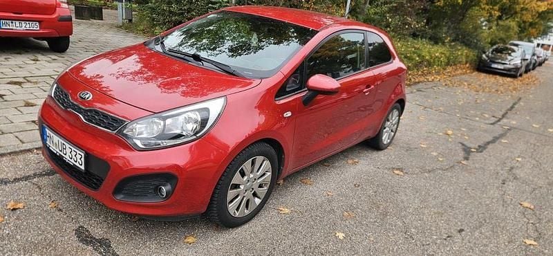 Rot Gebraucht 2014 Kia Rio Limousine | 3.300 € (Superpreis) - Bild 1/4