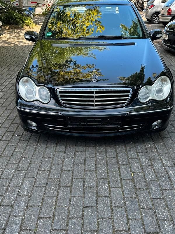 Schwarz Gebraucht 2005 Mercedes C320 Avantgarde Limousine | 5.600 € (Fairer Preis) - Bild 1/4