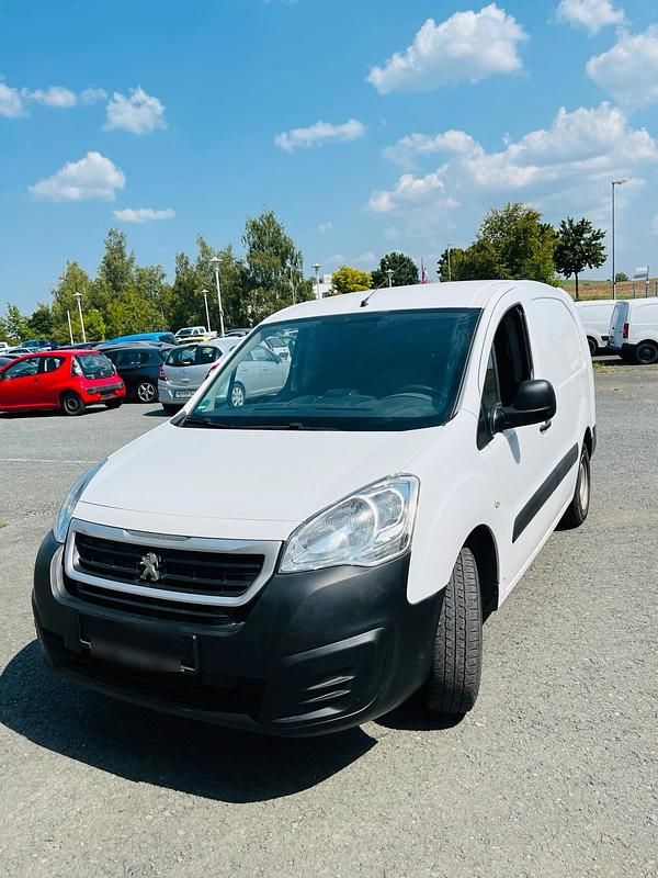 Weiß Gebraucht 2017 Peugeot Partner Van / Kleinbus | 5.900 € - Bild 1/4