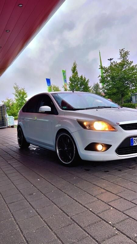 Weiß Gebraucht 2008 Ford Focus Titanium Limousine | 700 € (Superpreis) - Bild 1/4