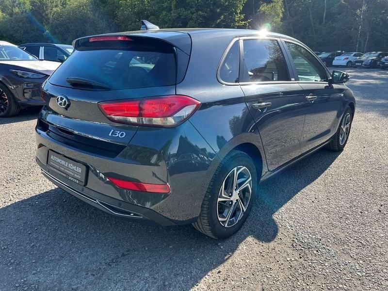 Gebraucht Hyundai i30 Intro Edition 159 PS (116 kW) 2020 Dark knight / mic (schwarz) Limousine