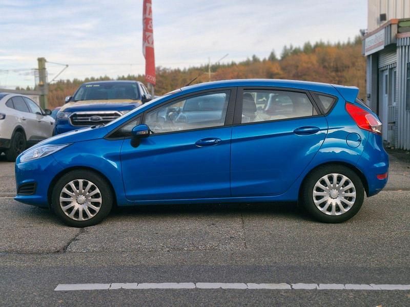 Gebraucht Ford Fiesta Trend 101 PS (74 kW) 2017 Blau Kleinwagen