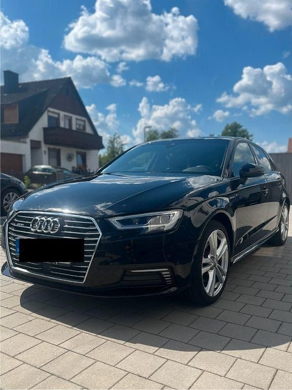 Schwarz Gebraucht 2017 Audi A3 Sportback e-tron Design Limousine | 16.700 € (Fairer Preis) - Bild 1/4