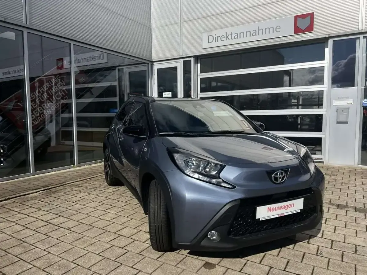 Neu Toyota Aygo X 72 PS (52 kW) 2025 Celestite grey metallic/ dach SUV