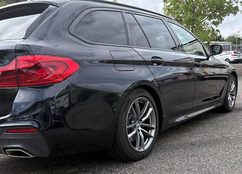Gebraucht BMW 520 M Sport 190 PS (139 kW) 2019 Black sapphire metallic Kombi