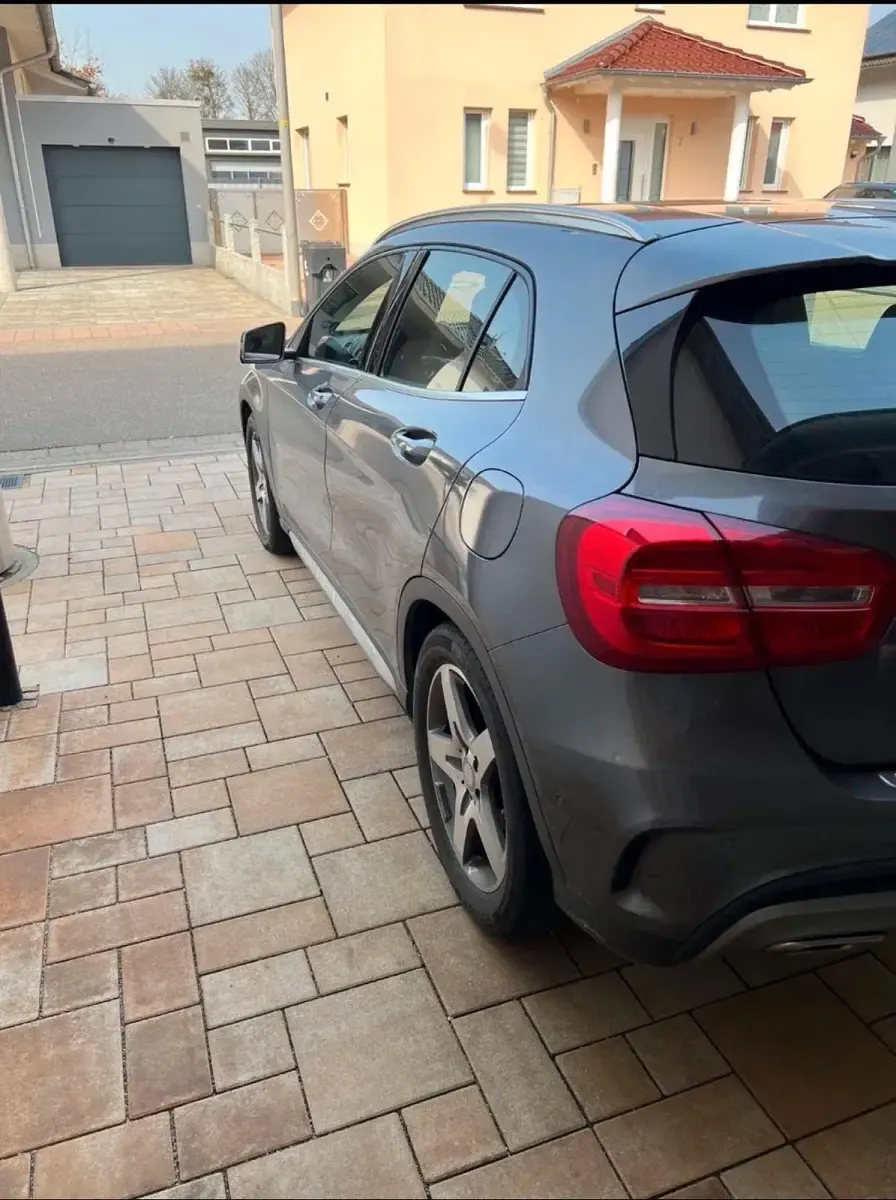 Gebraucht Mercedes GLA220 177 PS (130 kW) 2016 Grau SUV