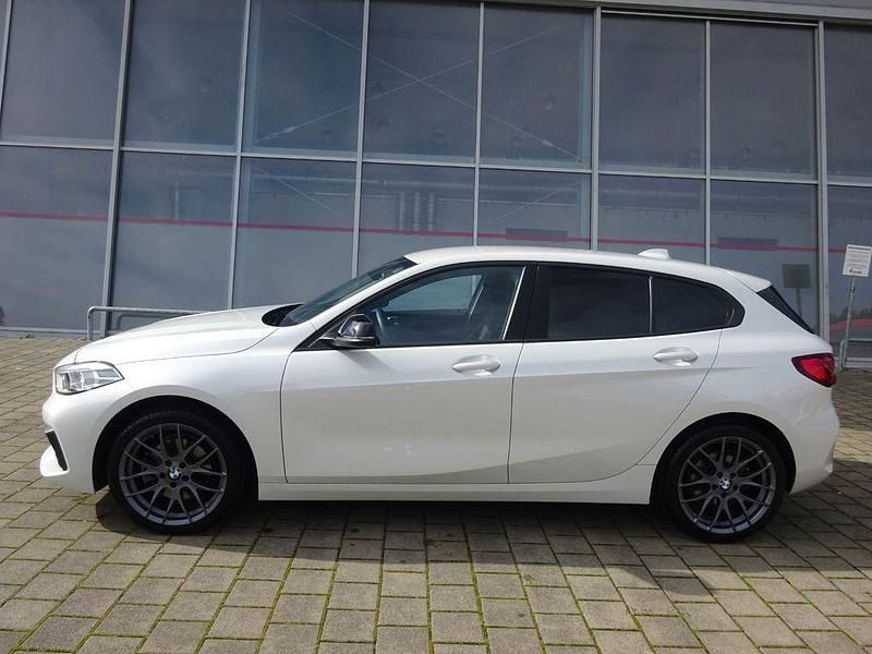 Weiß Gebraucht 2020 BMW 118 Advantage Kleinwagen | 21.990 € (Teuer) - Bild 1/4