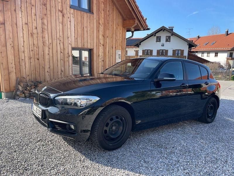Schwarz Gebraucht 2016 BMW 118 Sport Line Kleinwagen | 11.500 € (Guter Preis) - Bild 1/4