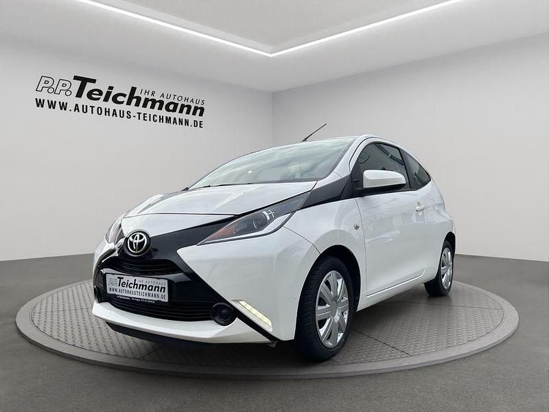 Weiß Gebraucht 2017 Toyota Aygo X-play Kleinwagen | 6.490 € (Fairer Preis) - Bild 1/4