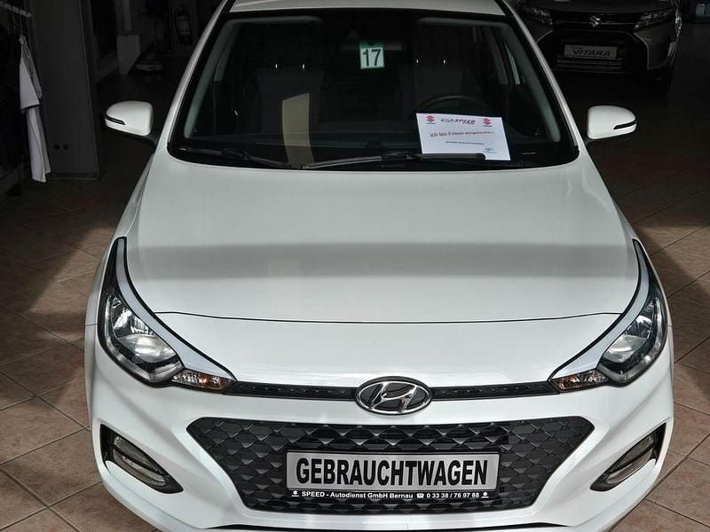 Gebraucht Hyundai i20 84 PS (61 kW) 2021 Weiß Kleinwagen