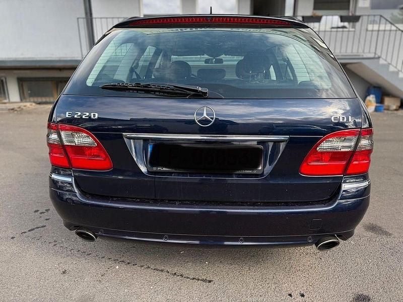 Second-hand Mercedes E220 170 CP (125 kW) 2008 Albastru Berlinǎ