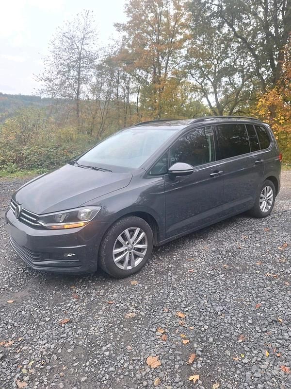 Grau Gebraucht 2018 VW Touran Comfortline Van / Kleinbus | 12.500 € (Fairer Preis) - Bild 1/4