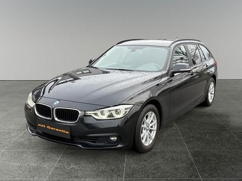 Schwarz Gebraucht 2018 BMW 320 Advantage Kombi | 13.390 € (Fairer Preis) - Bild 1/4