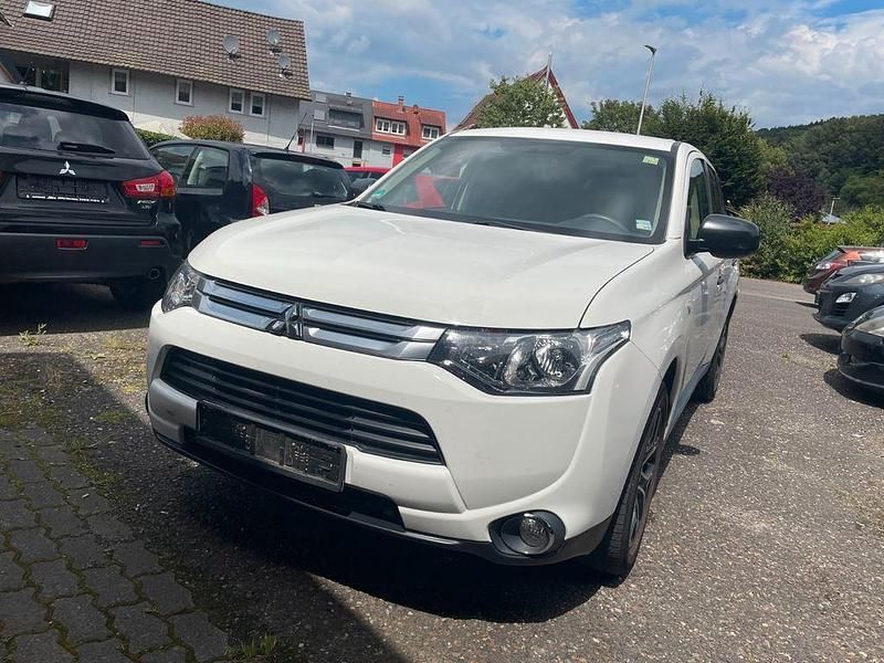 Weiß Gebraucht 2015 Mitsubishi Outlander Inform SUV | 9.900 € (Fairer Preis) - Bild 1/4