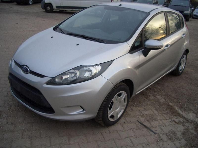 Gebraucht Ford Fiesta Trend 82 PS (60 kW) 2012 Silber Kleinwagen