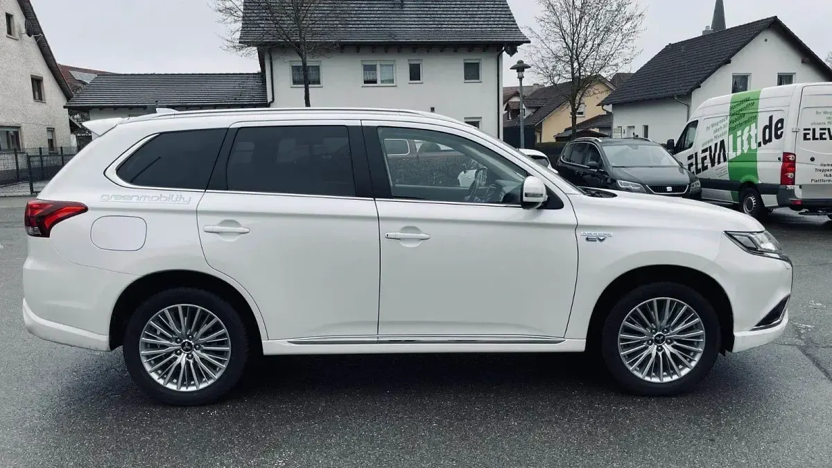 Gebraucht Mitsubishi Outlander P-HEV Basis 224 PS (164 kW) 2019 Weiß SUV