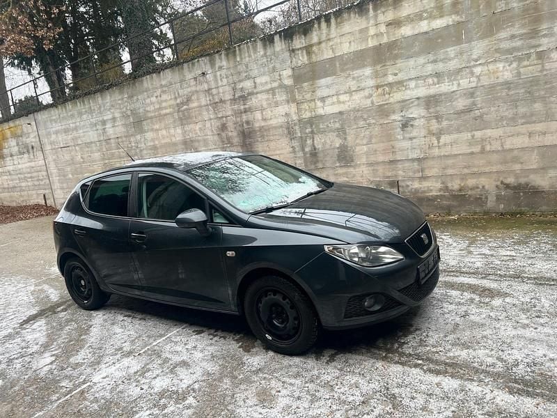 Grau Gebraucht 2010 Seat Ibiza Limousine | 2.750 € (Fairer Preis) - Bild 1/4