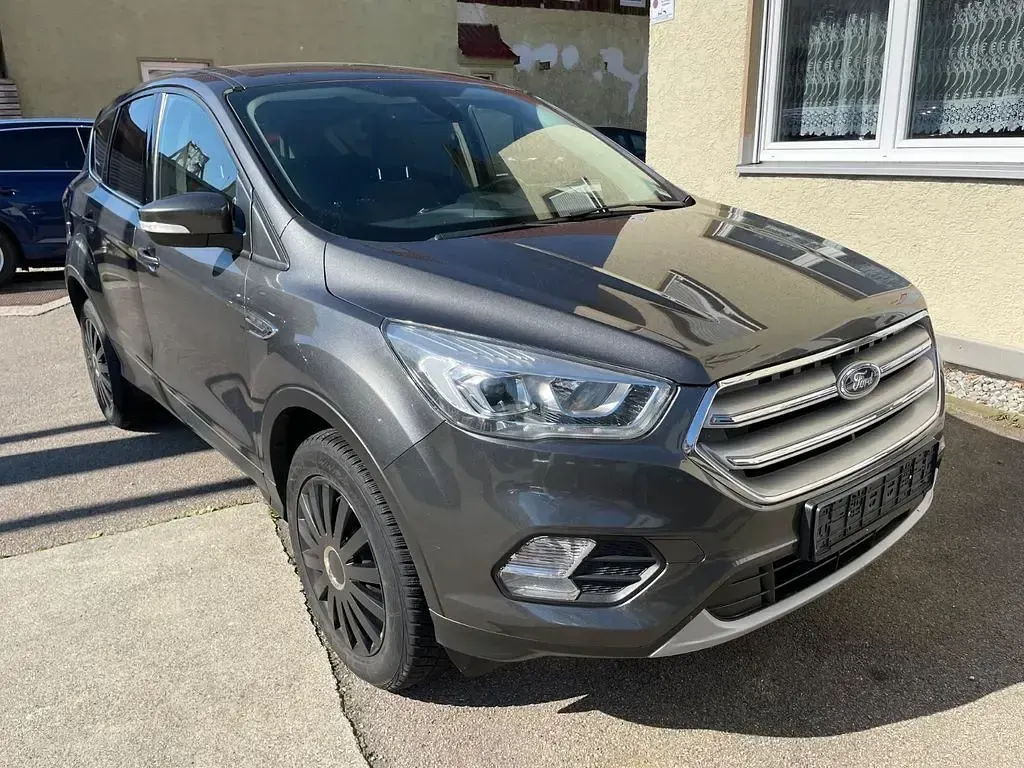 Gebraucht Ford Kuga Trend 120 PS (88 kW) 2018 Grau SUV