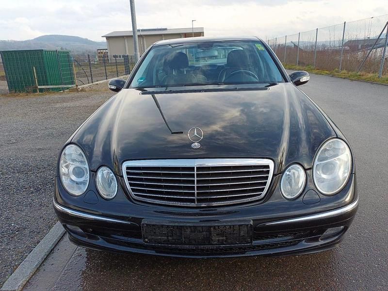Schwarz Gebraucht 2006 Mercedes E200 Classic Limousine | 5.999 € (Fairer Preis) - Bild 1/4