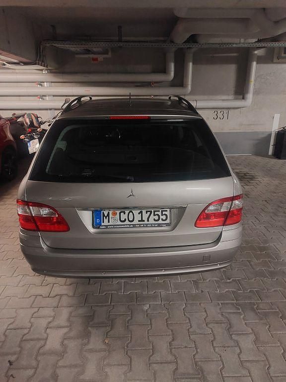 Grau Gebraucht 2004 Mercedes E220 Classic Kombi | 2.190 € (Fairer Preis) - Bild 1/4