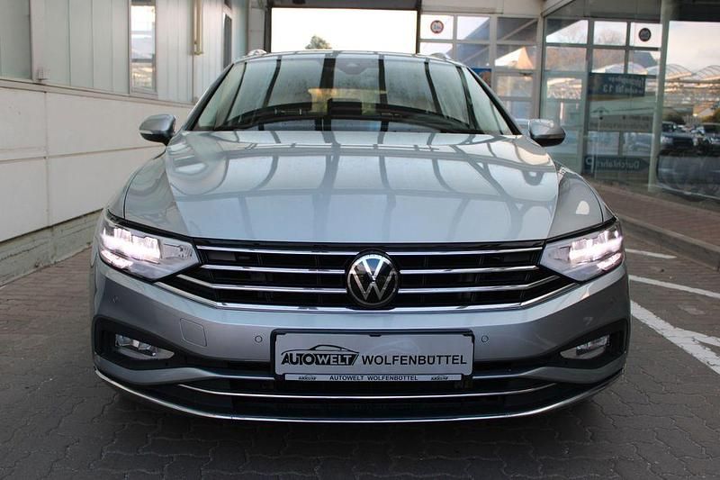 Silber Gebraucht 2023 VW Passat Elegance Kombi | 23.990 € (Fairer Preis) - Bild 1/4