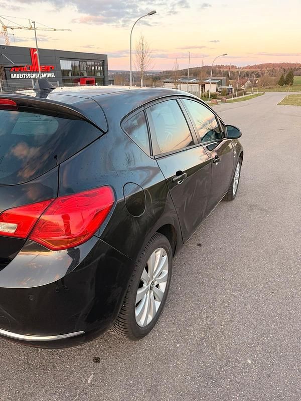 Gebraucht Opel Astra 116 PS (85 kW) 2014 Schwarz Limousine
