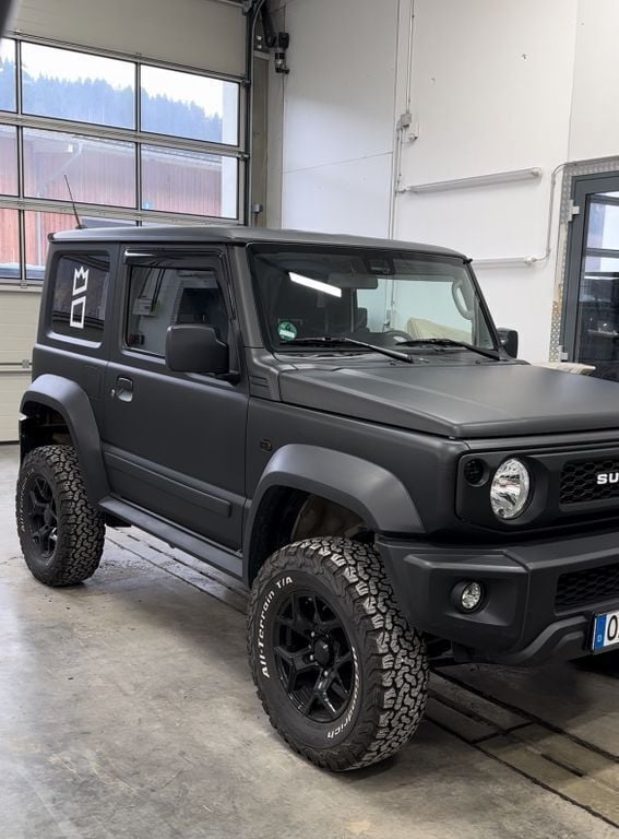 Schwarz Gebraucht 2018 Suzuki Jimny Comfort SUV | 31.800 € (Etwas zu teuer) - Bild 1/4