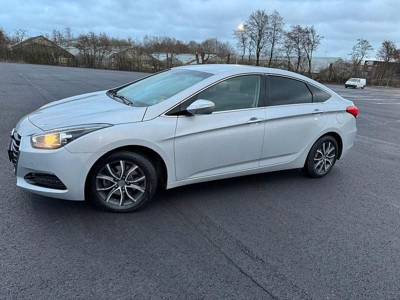 Silber Gebraucht 2016 Hyundai i40 Limousine | 8.700 € (Superpreis) - Bild 1/3