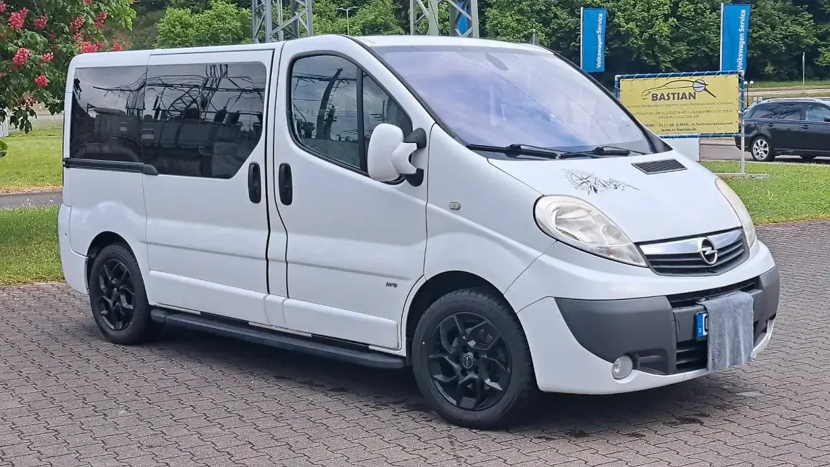 Gebraucht Opel Vivaro 145 PS (106 kW) 2001 Weiß Van / Kleinbus