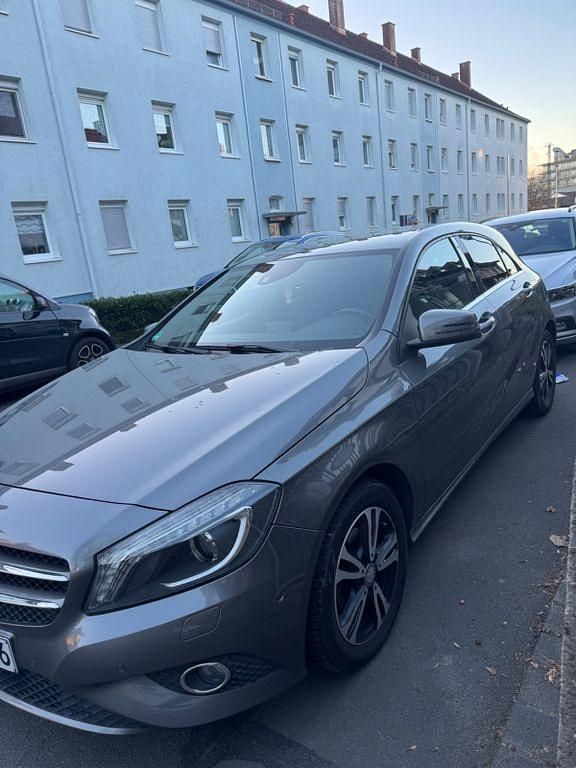 Gebraucht Mercedes A180 109 PS (80 kW) 2015 Grau Limousine