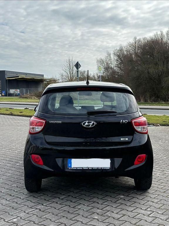 Gebraucht Hyundai i10 87 PS (63 kW) 2015 Schwarz Kleinwagen