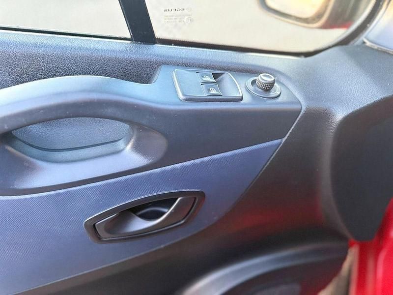 Gebraucht Opel Vivaro 95 PS (69 kW) 2017 Rot Van / Kleinbus