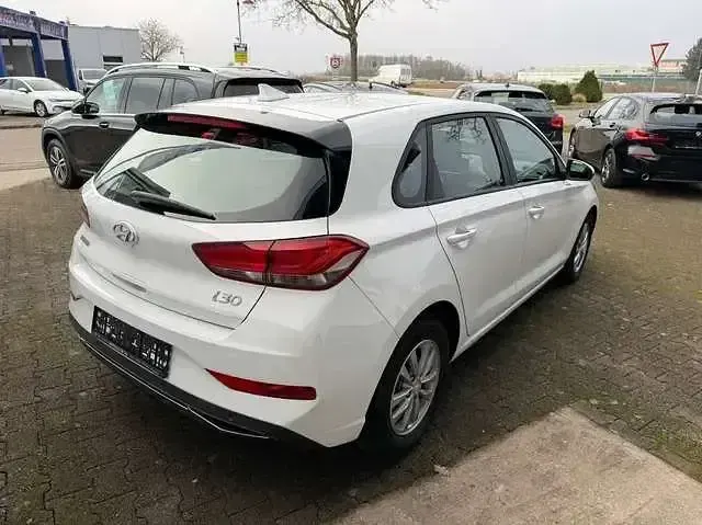 Gebraucht Hyundai i30 Select 120 PS (88 kW) 2021 Weiß Limousine