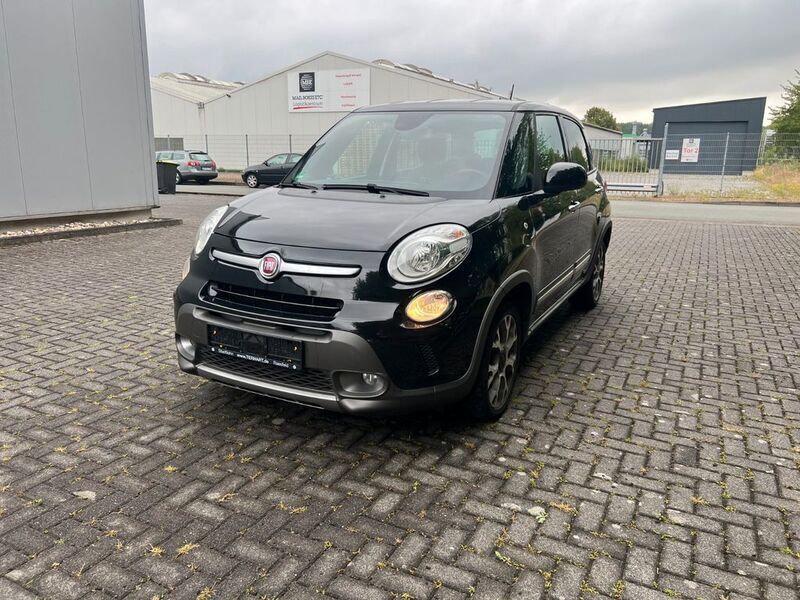Schwarz Gebraucht 2016 Fiat 500L Trekking Van / Kleinbus | 6.900 € (Guter Preis) - Bild 1/4