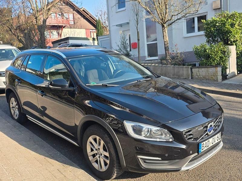 Gebraucht Volvo V60 CC Momentum 150 PS (110 kW) 2017 Schwarz Kombi