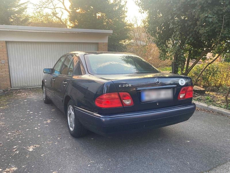 Gebraucht Mercedes E200 136 PS (100 kW) 1997 Blau Limousine