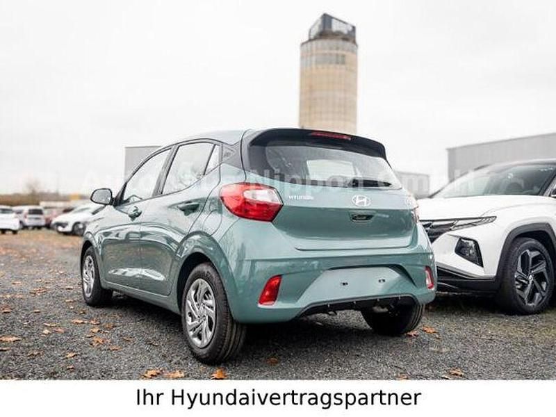 Gebraucht Hyundai i10 Select 63 PS (46 kW) 2024 Grün Kleinwagen